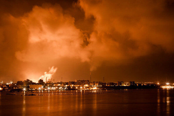 ilva di taranto di notte