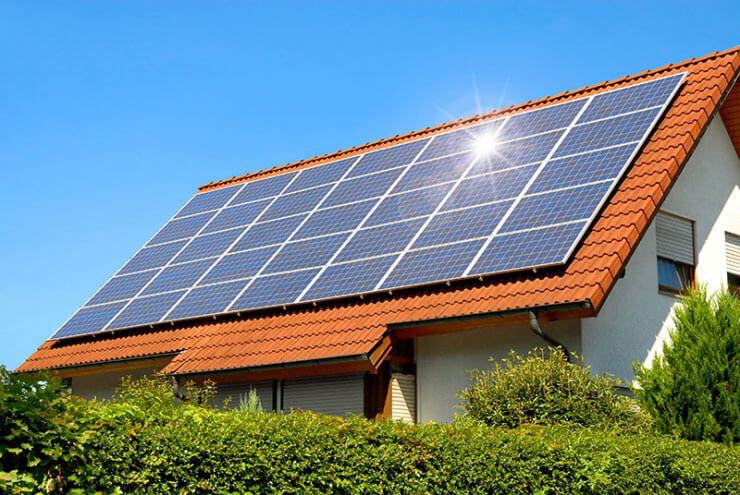 casa con paneles fotovoltaicos
