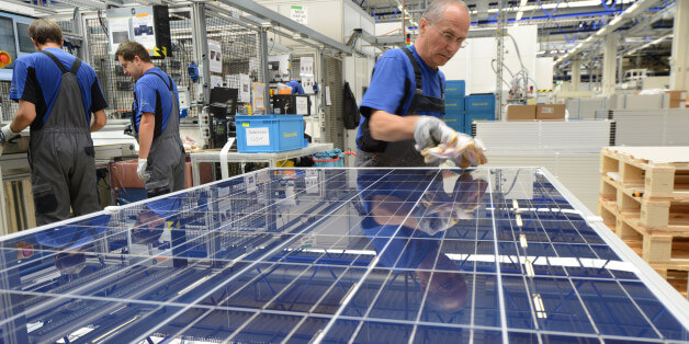operai che producono pannelli fotovoltaici
