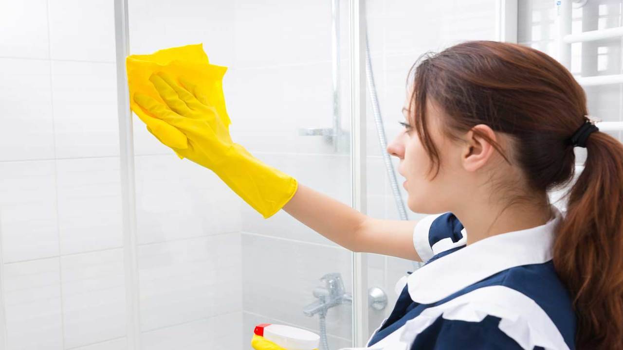 Come pulire al meglio i vetri della doccia